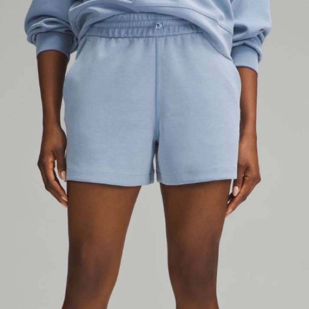 NWT Lululemon Softstreme Shorts 4”